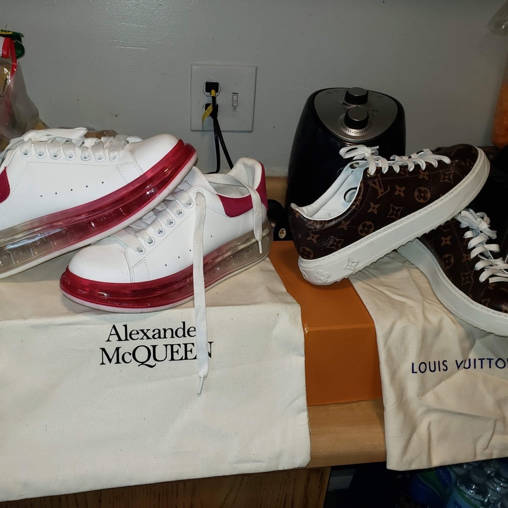 I have 2 pair of sneakers for sale worn them once I don’t have a use for them